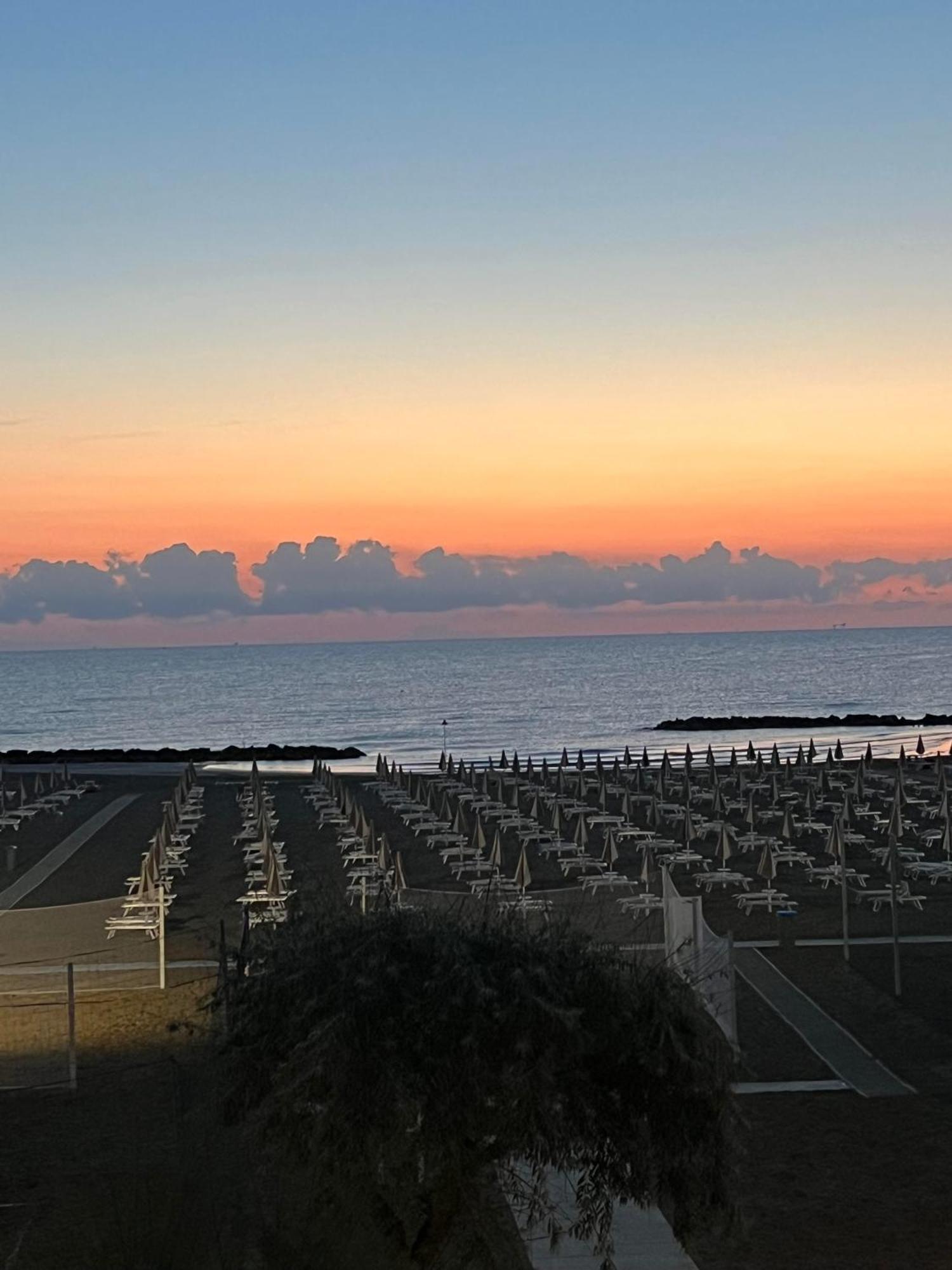 Hotel Cliff Rimini Buitenkant foto
